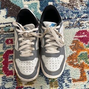 Nike Men's Gray and White Sneakers with Blue Logo